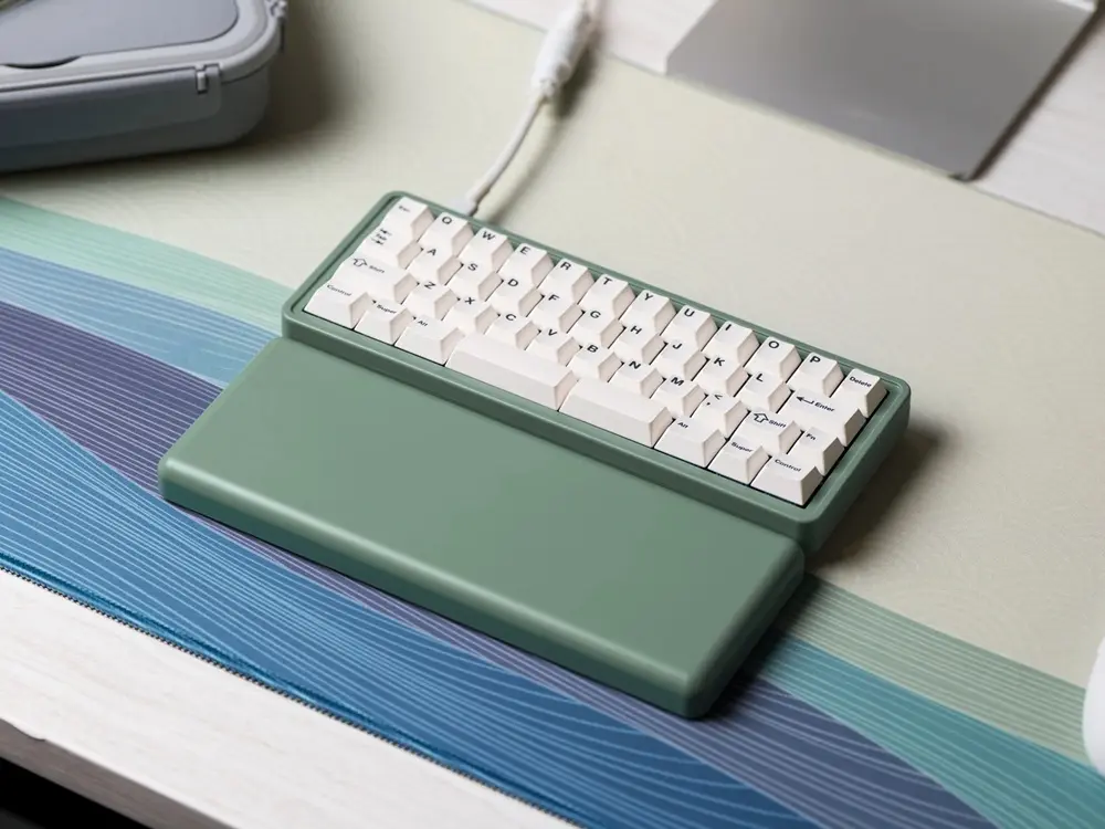 Tampa do Minimi40 sendo usada como apoio para os pulsos